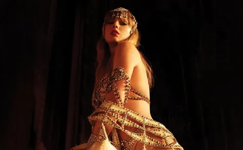 
          Imagem ilustrativa da imagem Taylor Swift lança seu 12º álbum, 'The Life of a Showgirl'
          