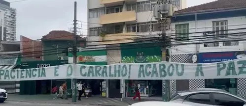 
          Imagem ilustrativa da imagem Torcida do Palmeiras estende nova faixa no Allianz em protesto à má fase do time: “Acabou a paz”
          
