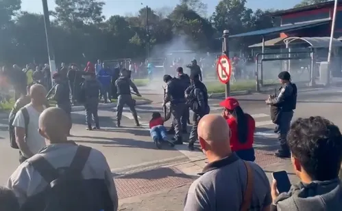 
          Imagem ilustrativa da imagem Trabalhadores do asseio vencem luta após 11 dias de greve
          