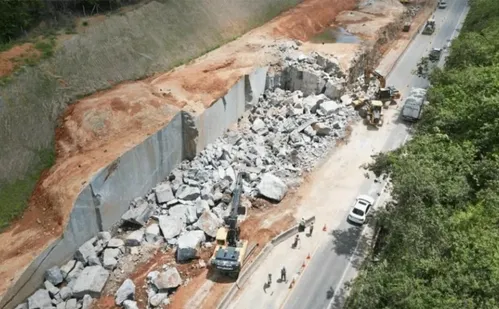 
          Imagem ilustrativa da imagem Trecho da BR-101 fica totalmente interditado para corte de rochas na Serra
          