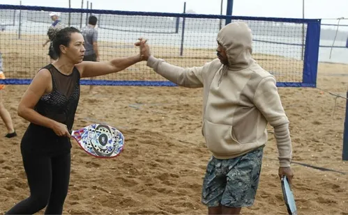 
          Imagem ilustrativa da imagem Tribuna Open de Beach Tennis: campeões superam a ventania
          