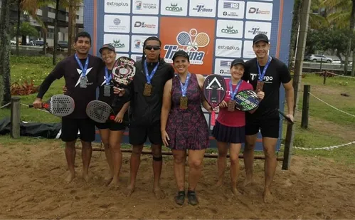 
          Imagem ilustrativa da imagem Tribuna Open de Beach Tennis: campeões superam a ventania
          