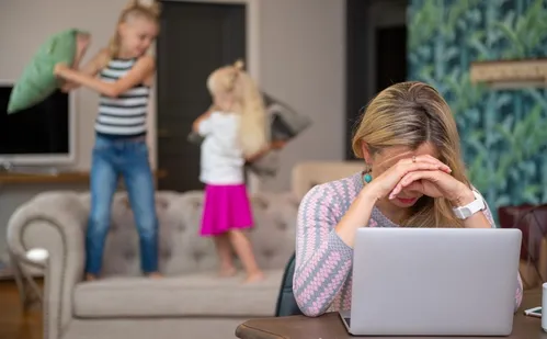 
          Imagem ilustrativa da imagem Tripla jornada da mulher moderna: quando dar conta de tudo adoece
          