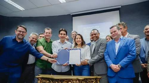 
          Imagem ilustrativa da imagem Troca de gentilezas e críticas marcam anúncio de R$ 100 milhões no Porto do Recife
          