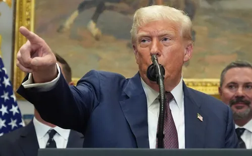 
          Imagem ilustrativa da imagem Trump diz que prisão de Bolsonaro 'é uma pena'
          