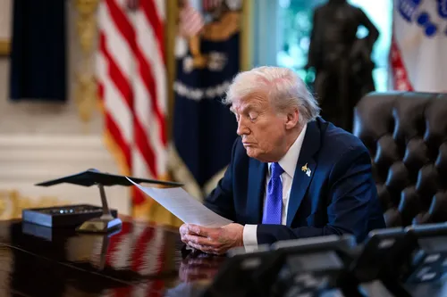 
          Imagem ilustrativa da imagem Trump confirma reunião com Lula e diz que pode reduzir tarifaço
          