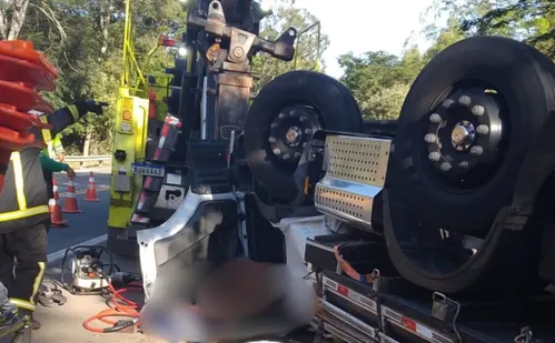 
          Imagem ilustrativa da imagem Uma pessoa morre e duas ficam feridas após caminhão capotar na BR-101
          