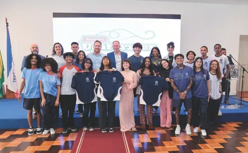 
          Imagem ilustrativa da imagem Uniforme vai mudar para 200 mil alunos da rede estadual a partir de 2026
          