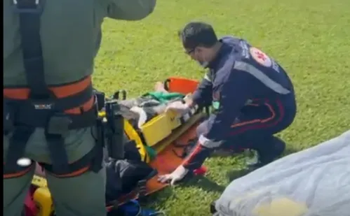 
          Imagem ilustrativa da imagem VÍDEO | Bombeiro cai ao saltar de base jump e precisa ser resgatado no Sul do ES
          