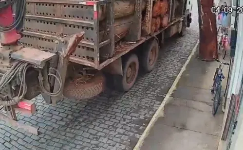 
          Imagem ilustrativa da imagem VÍDEO | Mulher sai ilesa após tora de madeira quase atingi-la
          