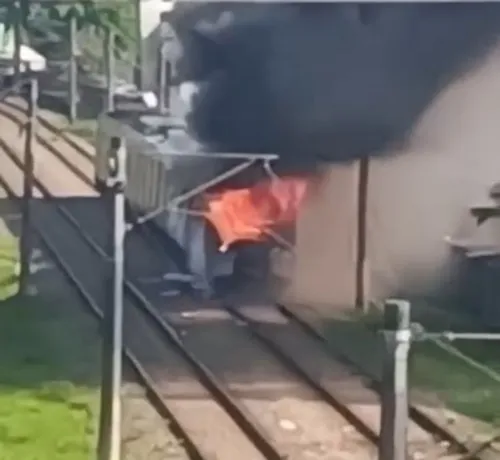 
          Imagem ilustrativa da imagem VÍDEOS: Incêndio em trem paralisa Linha Centro do Metrô do Recife neste sábado (25)
          