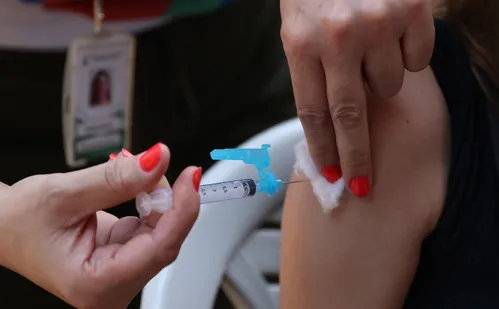 
          Imagem ilustrativa da imagem Vacina contra HPV reduz em 58% casos de câncer de colo de útero
          