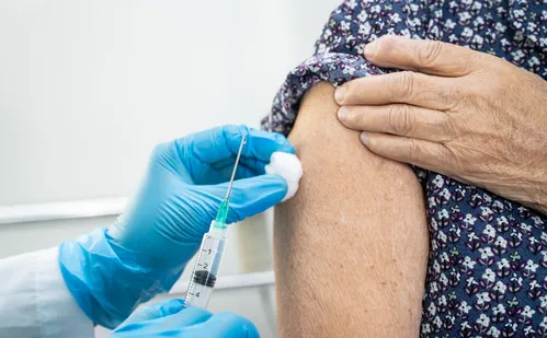 
          Imagem ilustrativa da imagem Vacinas mais potentes para proteger contra a pneumonia
          