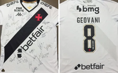 
          Imagem ilustrativa da imagem Vasco presenteia Geovani com camisa autografada pelo elenco
          
