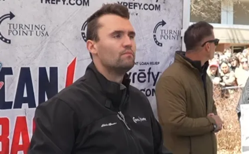 
          Imagem ilustrativa da imagem Veja o que se sabe até agora sobre o assassinato do influenciador trumpista
          