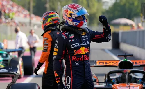 
          Imagem ilustrativa da imagem Verstappen reclama, mas é o mais rápido no 2º treino livre do GP do México
          