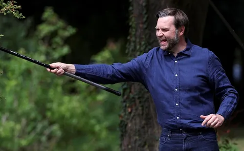 
          Imagem ilustrativa da imagem Vice dos EUA usou Exército para elevar nível de rio para passeio, diz jornal
          