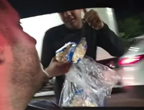 
          Imagem ilustrativa da imagem Vídeo: Streamer tem celular roubado e filma o próprio assalto: ‘Você é famoso?’
          