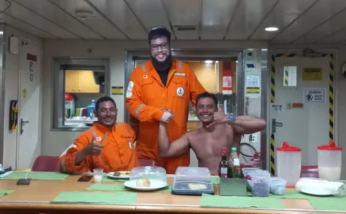 
          Imagem ilustrativa da imagem Vídeo mostra momento em que criador do "Macakids" e amigo são encontrados no mar
          