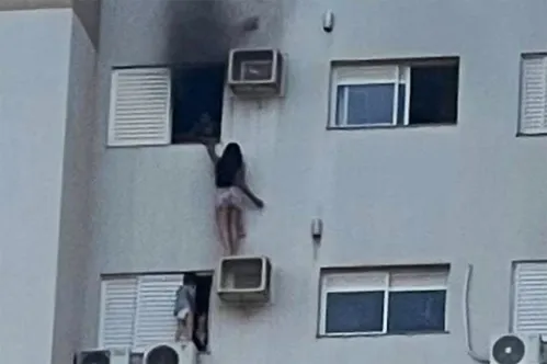 
          Imagem ilustrativa da imagem Mulher que se pendurou no 12º andar por conta de incêndio segue na UTI com 70% do corpo queimado
          