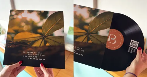 
          Imagem ilustrativa da imagem Vinil promocional une música e design em campanha da Grand Construtora
          