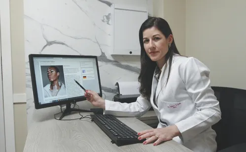 
          Imagem ilustrativa da imagem Vitiligo: dermatologista explica doença que causa perda de cor na pele
          