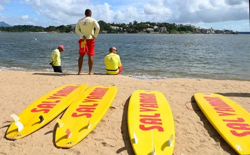
          Imagem ilustrativa da imagem Vitória abre seleção para 33 guarda-vidas; saiba como se inscrever
          