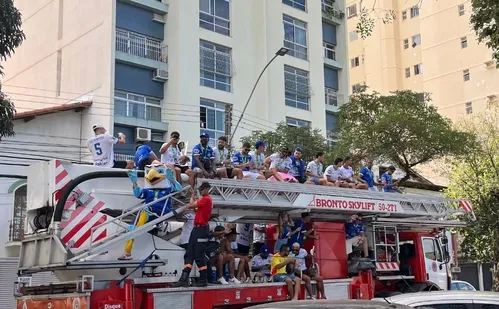 
          Imagem ilustrativa da imagem Vitória comemora o título da Copa ES 2025 com carreata na capital
          