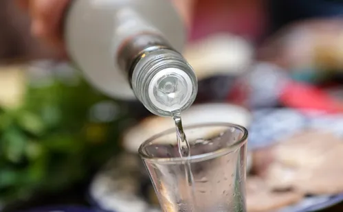 
          Imagem ilustrativa da imagem Vodcas adulteradas, inclusive com metanol, matam ao menos 25 na Rússia
          