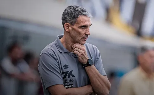 
          Imagem ilustrativa da imagem Vojvoda estreia no Santos em empate sem gols diante do Fluminense na Vila Belmiro
          