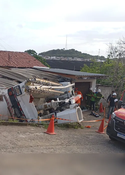 Imagem ilustrativa da imagem Caminhão da Neoenergia desce ladeira desgovernado e atinge residência em Olinda