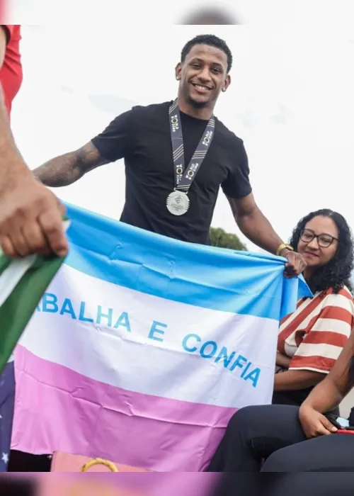Imagem ilustrativa da imagem VÍDEO | Medalhista no boxe, Yuri Falcão é recebido com carreata em retorno ao ES