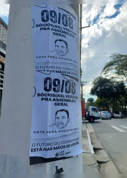 Imagem ilustrativa da imagem Corinthians vive dia de protestos e incerteza enquanto sócios decidem futuro do clube; veja imagens