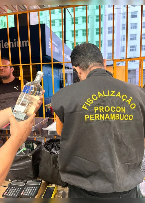 Imagem ilustrativa da imagem Fiscalização do Procon no Recife e Olinda apreende 30 garrafas de bebida destilada