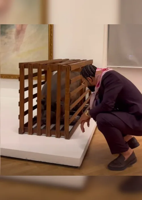 Imagem ilustrativa da imagem Memphis Depay vai à Pinacoteca e provoca Palmeiras ao lado de escultura de porco; assista