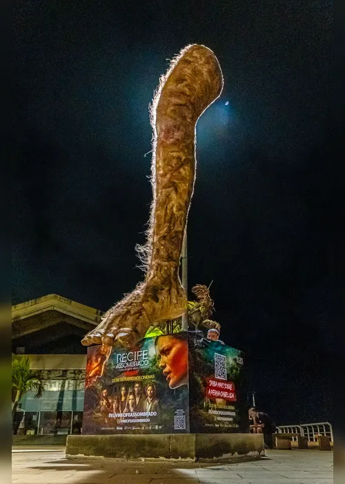 Imagem ilustrativa da imagem Recife ganha "Perna Cabeluda" gigante em campanha de lançamento de filme de terror