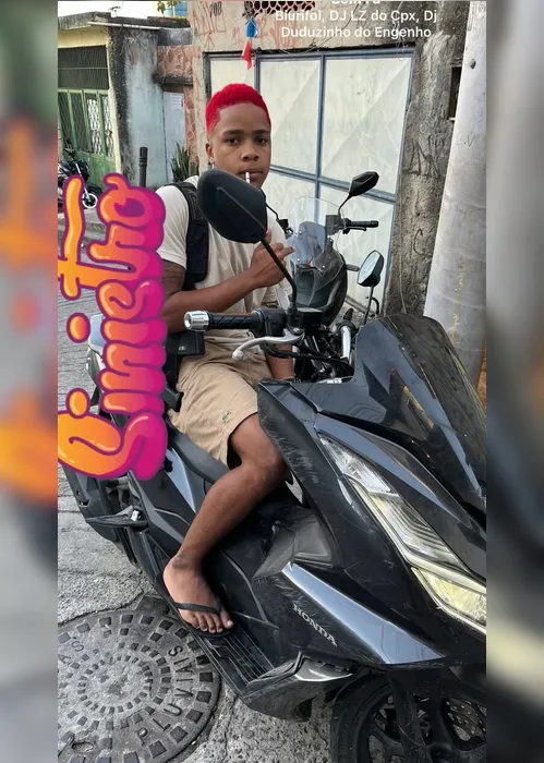 Imagem ilustrativa da imagem Suspeito posta foto se preparando para confronto na Penha antes do início da megaoperação no Rio