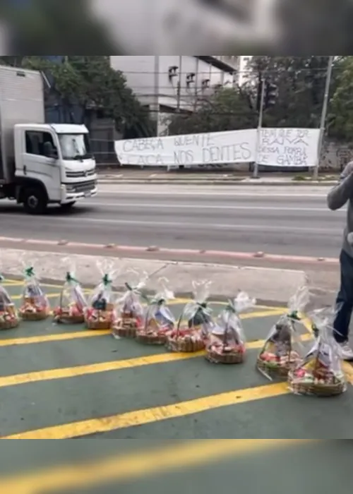 Imagem ilustrativa da imagem Torcida do Palmeiras ironiza em protesto e cobra Abel e elenco: ‘Cabeça quente, faca nos dentes’