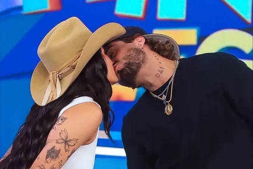 Imagem ilustrativa da imagem Após confirmarem relação, Ana Castela e Zé Felipe trocam primeiro beijo em público