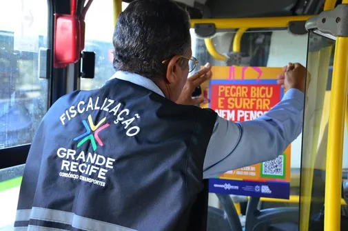 Imagem ilustrativa da imagem Jovem é imprensado entre ônibus e tem dentes quebrados ao "pegar bigu" no Recife