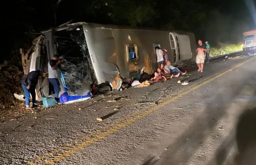Imagem ilustrativa da imagem Ônibus tomba na BR-423, no Agreste, e deixa pelo menos sete mortos