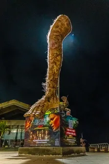 Imagem ilustrativa da imagem Recife ganha "Perna Cabeluda" gigante em campanha de lançamento de filme de terror