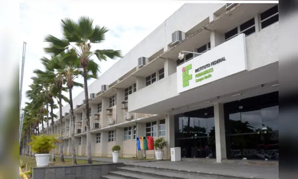 Imagem ilustrativa da imagem IFPE abre concurso com 100 vagas para professores. Salários chegam a R$ 13 mil