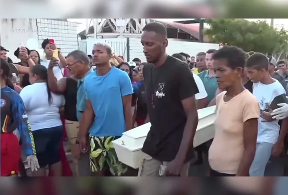 Cortejo foi acompanhado por uma multidão que clamou por justiça