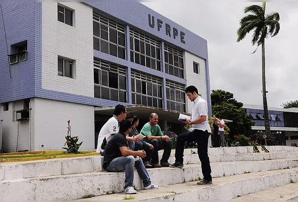 Imagem ilustrativa da imagem Concurso na UFRPE oferece 21 vagas para professor com salários de até R$ 13,2 mil