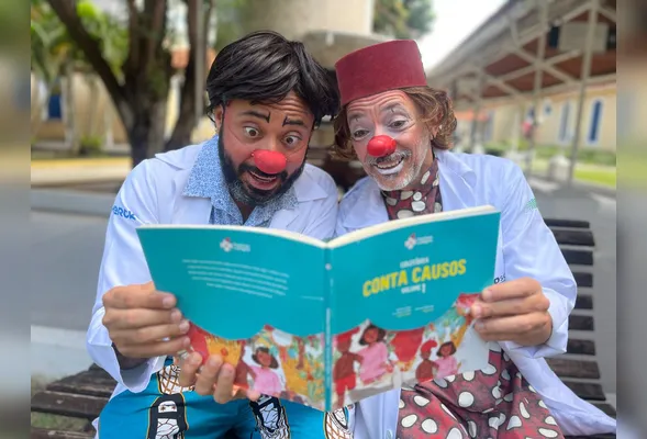 Palhaços Dr. Wago Ninguém e Dr. Micolino curtindo a obra coletiva que terá o valor de venda revertido para manutenção do projeto social "Doutores da Alegria"