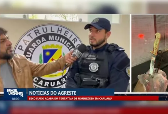 Sub-inspetor Fernandes, da Guarda Municipal de Caruaru, e a arma do crime encontrada