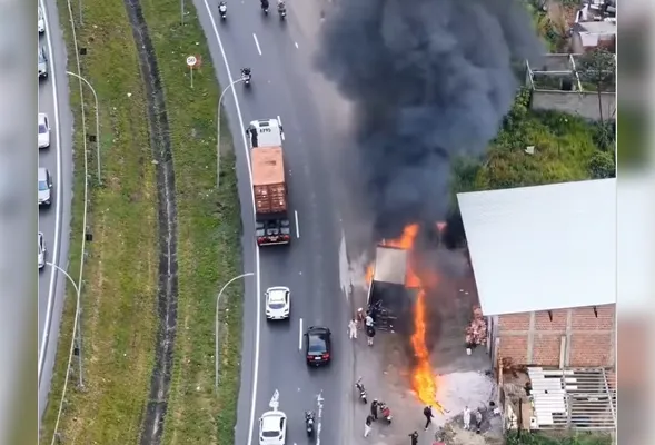 Imagem ilustrativa da imagem VÍDEO: incêndio destrói caminhão na BR-101. Carga de carne foi saqueada