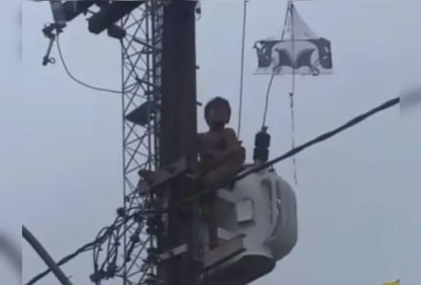 Menino subiu no poste e escapou de morrer eletrocutado porque o sistema desligou automaticamente