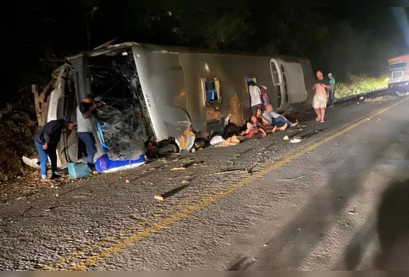 Corpo de Bombeiros enviou cinco viaturas para fazer o atendimento dos feridos e remoção de corpos das ferragens